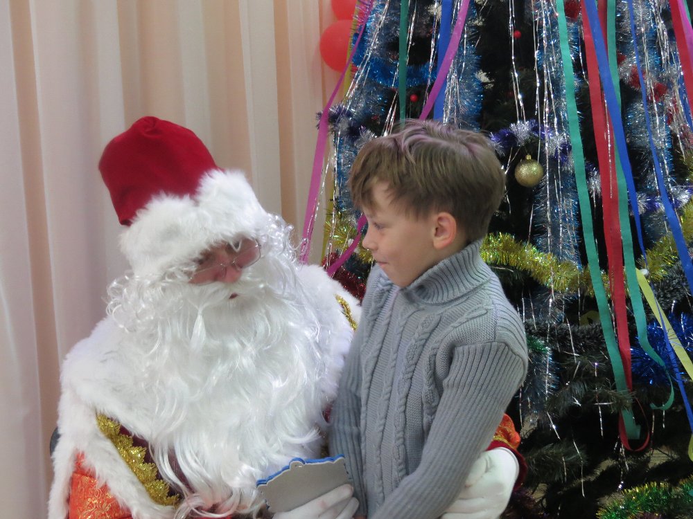 Подарили Новый год детям
